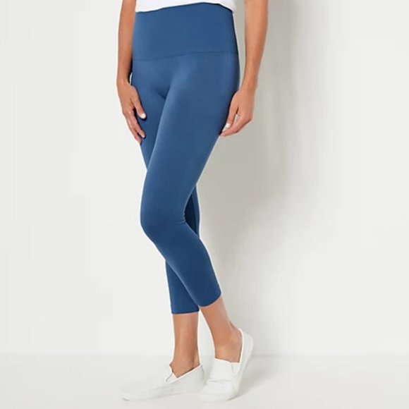 Breezies Tummy Smoothing Seamless 3/4 Cropped Leggings. 14394 - Picture 1 of 3
